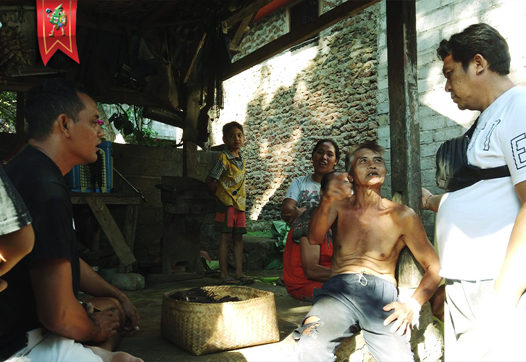 Asiknya ngobrol dengan penduduk lokal